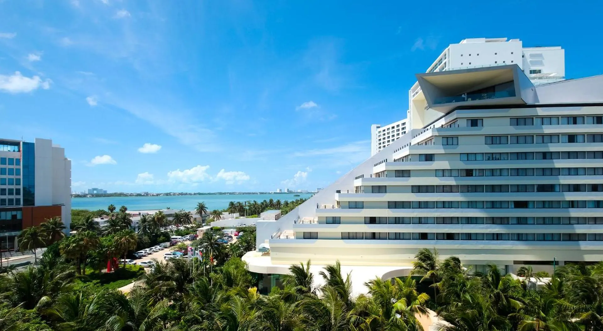 Park Royal Beach Cancún 4*,
